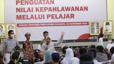 Mensos Risma Kobarkan Semangat Kepahlawanan di Depan Ratusan Pelajar dan Guru