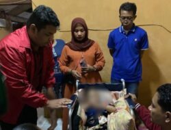 Wasek DPC PDIP Surabaya Achmad Hidayat Sambangi Balita Disabilitas dan Beri Bantuan Kursi Roda