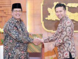 Setelah Bupati Diamankan KPK, Emil Dardak Serahkan Surat Perintah Tugas Plt Bupati Bangkalan Pada Wabup Mohni