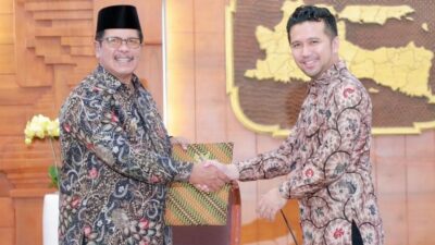 Setelah Bupati Diamankan KPK, Emil Dardak Serahkan Surat Perintah Tugas Plt Bupati Bangkalan Pada Wabup Mohni