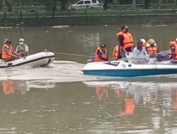 Patroli Air Dapati Bangunan Liar dan Sampah di Sempadan Kali Surabaya