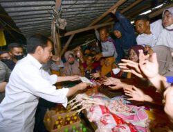 Serahkan Bantuan Modal Kerja di Pasar Sila NTB, Jokowi Harap Jangan Digunakan Untuk Konsumtif