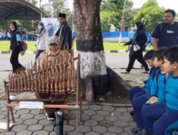 Alunan Angklung Hibur Pengunjung Muspusdirla TNI AU