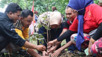 Memulai 2023, DKC Pramuka Bojonegoro Menanam Pohon “Harapan” & Meluncurkan Karya Buku “Prawira Malowopati”
