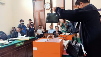 JPU Ugik Ramantyo tunjukkan salah satu tas Hermes yang dibeli Uci Flowdea dari Medina Zein (Foto : YW)