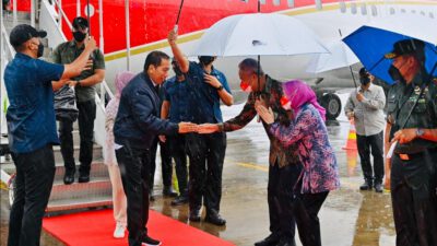Disambut Ganjar, Jokowi Tiba di Jateng Akan Resmikan Tol Semarang – Demak