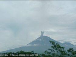 Gunung Semeru Erupsi Setinggi 600 Meter, Masyarakat Diminta Waspada Potensi Awan Panas dan Lahar