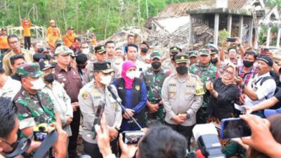 Khofifah Kunjungi Lokasi Ledakan Dahsyat di Blitar