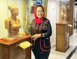 Patung Perempuan Bersanggul Menarik Perhatian Sri Untari