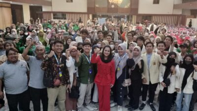 Mbak Puti Salurkan 500 Beasiswa KIP Kuliah di Jawa Timur