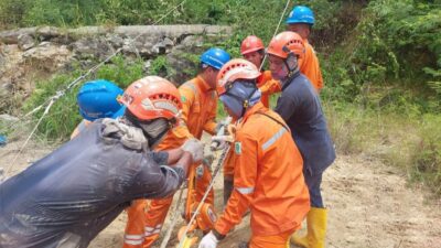 Cegah Potensi Tapak Tower Ikut Longsor Akibat Hujan, PLN Pasang Kawat Seling