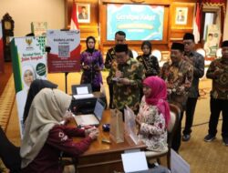 Gerakan Zakat Bersama, Gubernur Khofifah Serahkan Zakat Kepada Baznas Jatim