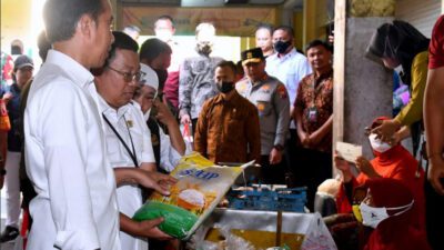 Jokowi Cek Harga Kebutuhan Pokok di Pasar Tradisional Ngawi
