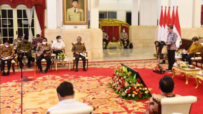 Jokowi Ingatkan Aparat Pemerintah Layani Masyarakat Dengan Baik, Tidak Jumawa dan Hedonis