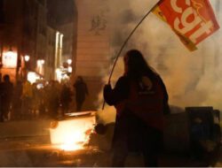 Paris Diguncang Demo Berujung Kerusuhan