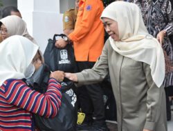 Jelang Ramadan, Khofifah Bagi Sembako Warga Sekitar Kantor Gubernur