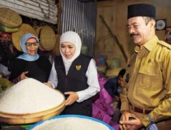 Sidak Pasar, Gubernur Khofifah Pastikan Harga Bahan Pokok Stabil dan Stok Aman