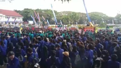 Suarakan Isue Nasional dan Regional Dalam Aksi Demo Mahasiswa di Depan Gedung DPRD Kota Malang