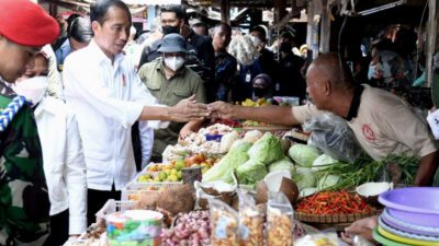 Ini Aktifitas Jokowi dan Iriana di Pasar Tradisional Sambonggede Tuban