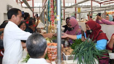 Jokowi Cek Harga Kebutuhan Pokok di Pasar Cepogo Boyolali