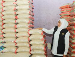 Khofifah Bersama Bulog Salurkan Cadangan Pangan Untuk Bantuan Masyarakat