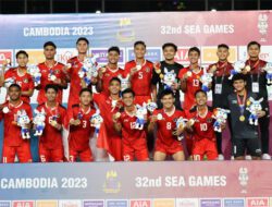 Gembira Sepakbola Raih Emas di Sea Games 2023, Jokowi Traktir Durian Rombongan di Medan