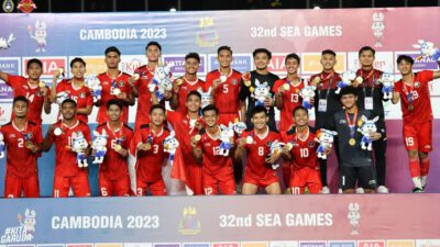 Gembira Sepakbola Raih Emas di Sea Games 2023, Jokowi Traktir Durian Rombongan di Medan