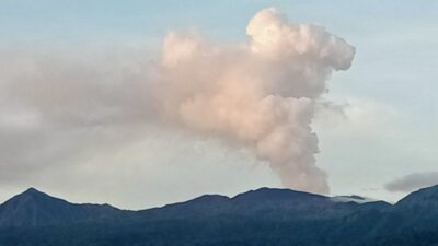 Gunung Dukono di Halmahera Utara Alami Erupsi, Semburkan Kolom Abu Warna Putih Tebal