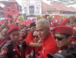 Ganjar Pranowo dan Kader PDI Perjuangan Merahkan Surabaya