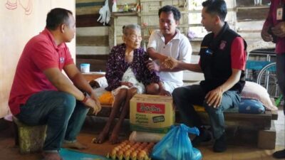 Untuk Ringankan Beban Keluarga Pemkab Dharmasraya Salurkan Bantuan Kepada Lansia Rentan