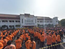 Jaga Kebersihan Pedestrian dan Saluran Air, Eri Cahyadi Terjunkan Ratusan Satgas