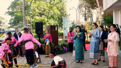 Iriana Ajak Para Pendamping Pemimpin Asean Lihat Aktifitas Berbasis Budaya NTT
