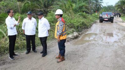 Jokowi Cek Jalan Rusak di Labuanbatu Utara Sumut
