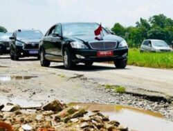 Jokowi Tinjau Ruas Jalan Yang Rusak di Lampung