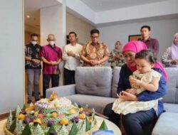 Khofifah Dapat Kejutan Tumpeng Saat Ulang Tahun