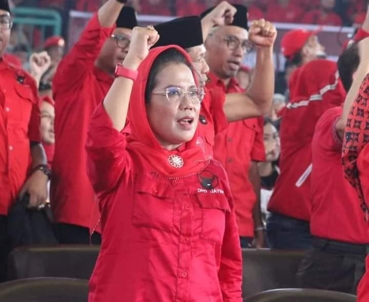 Sri Untari tampak mengepalkan tangan ke atas semangat Srikandi Perjuangan