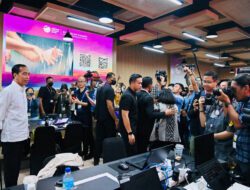 Wartawan Terkejut Ketika Jokowi Tiba-Tiba Nongol di Pusat Media KTT 42 Asean