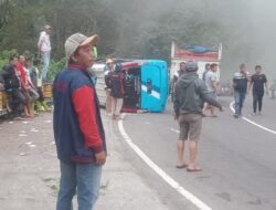 Diduga Alami Gangguan Rem, Minibus Rombongan Wisata Asal Bojonegoro Terguling di Lereng Gunung Lawu Magetan