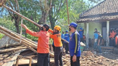 Imbas Gempa Yogya, Personel Kebencanaan Ponorogo Kerja Bhakti Perbaiki Rumah Warga