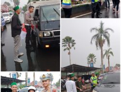 Di Tengah Guyuran Hujan HMI Dan Korps HMI- WATI Cabang Pandeglang Bersama Polisi Bagikan Bendera Merah Putih Pada Masyarakat