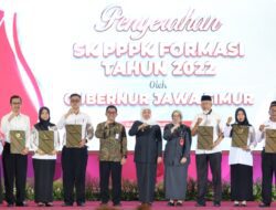 Gubernur Khofifah Serahkan 3.525 SK PPPK Formasi 2022