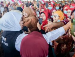 Gubernur Khofifah Serahkan BLT DBHCT pada 5.030 Buruh Pabrik Rokok di Jatim