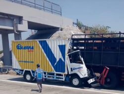 Mungkin Pengemudinya Ngantuk, Sopir Truk Logistik Tewas Seruduk Bokong Truk Parkir di Tol Ngawi