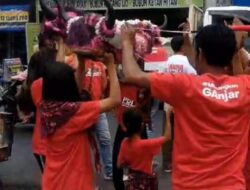 Kader PDI Perjuangan dan Relawan Ganjar – Mahfud Kota Malang Sambut Iringan Mobil Rombongan Saat Melintas di Kota Malang Menuju Blitar