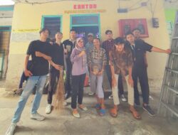 Gotong Royong Bersama Masyarakat, HIMASOS UWKS Adakan Bersih-Bersih sampah di Pasar Dukuh Kupang Surabaya