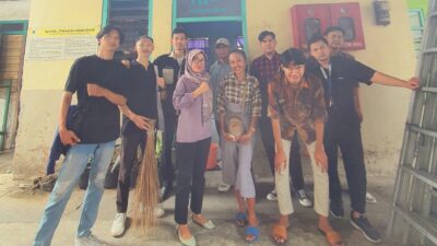 Gotong Royong Bersama Masyarakat, HIMASOS UWKS Adakan Bersih-Bersih sampah di Pasar Dukuh Kupang Surabaya