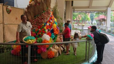 Pohon Natal Paroki Kristus Raja Manfaatkan Bahan Daur Ulang