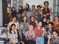 Menjelajahi Dunia Pengetahuan, Hima Perpustakaan UWKS Kunjungi Perpustakaan