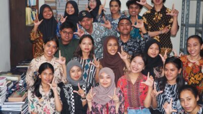 Menjelajahi Dunia Pengetahuan, Hima Perpustakaan UWKS Kunjungi Perpustakaan