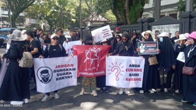 Aliansi Rakyat Malang Menggugat, Aksi Damai Tegakkan Demokrasi di Depan Gedung DPRD